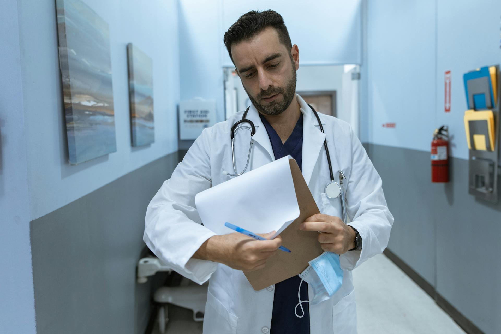 Especialista impartiendo educación
